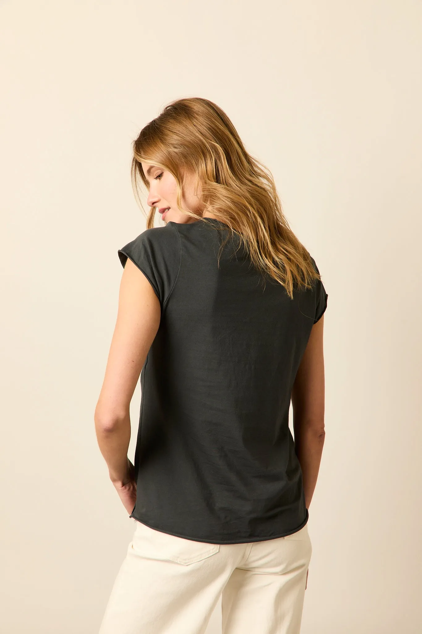 Camiseta básica gris antracita estrella beige