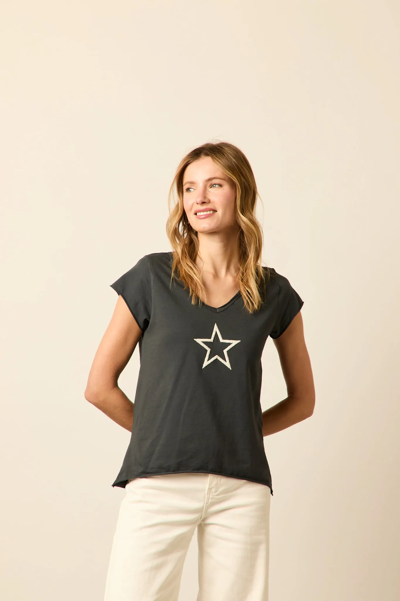 Camiseta básica gris antracita estrella beige