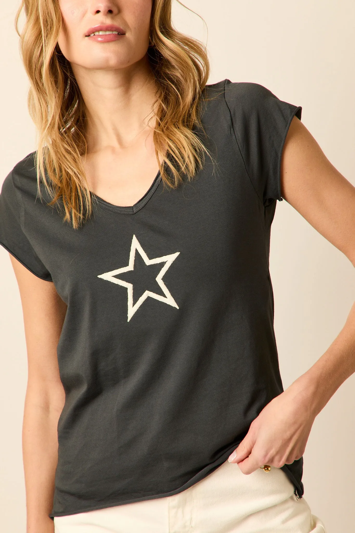 Camiseta básica gris antracita estrella beige