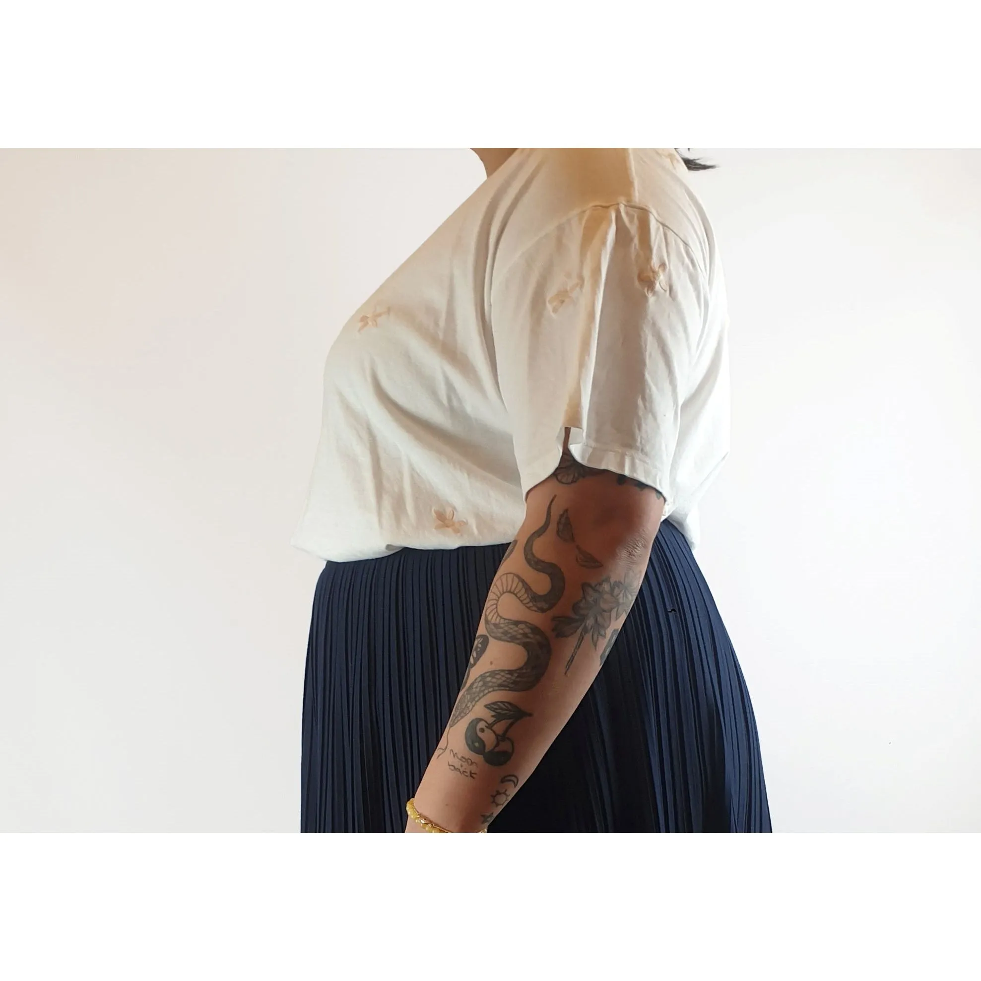 Style Nanda pre-owned white oversize tee with pink embroydered flowers size L (best fits 14)