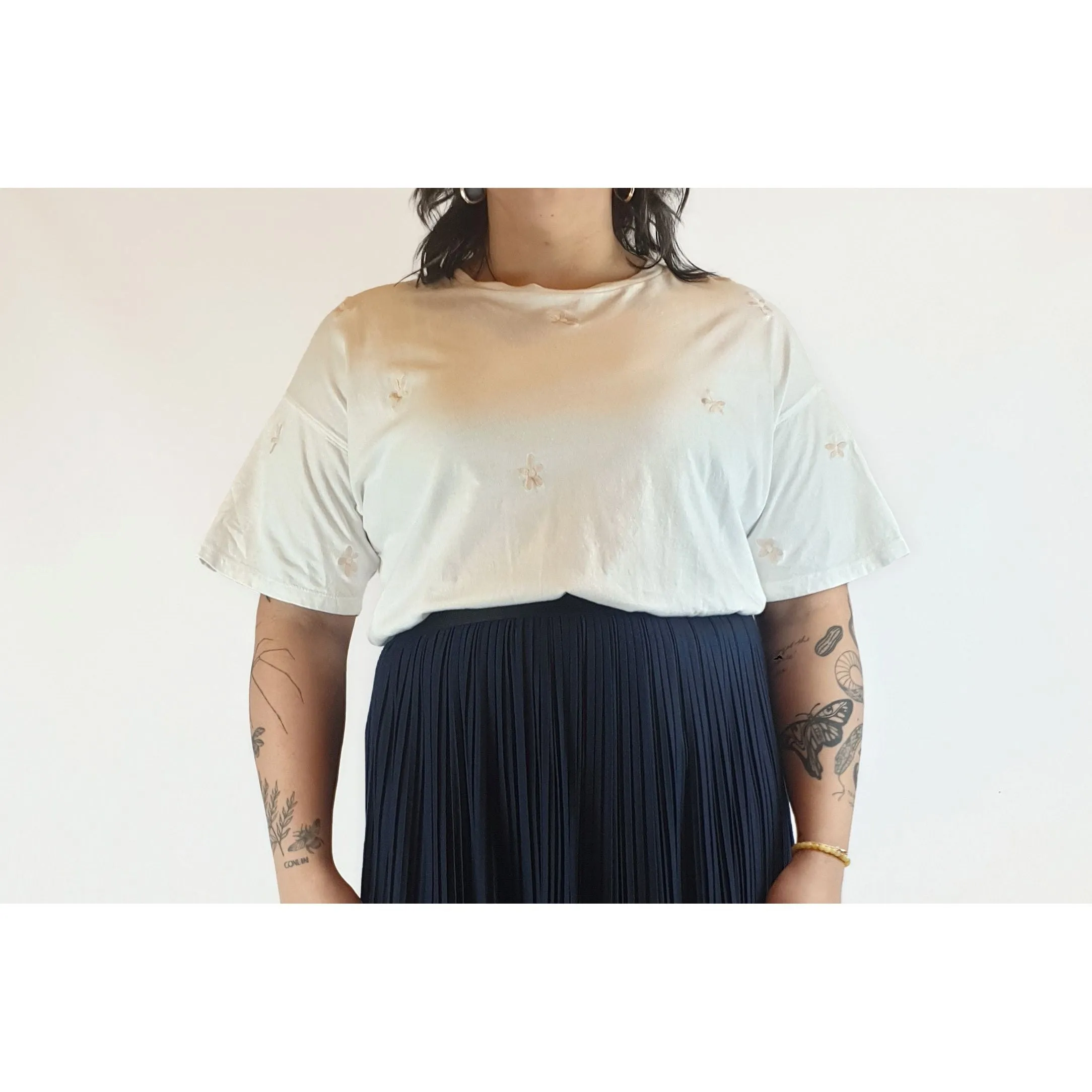Style Nanda pre-owned white oversize tee with pink embroydered flowers size L (best fits 14)