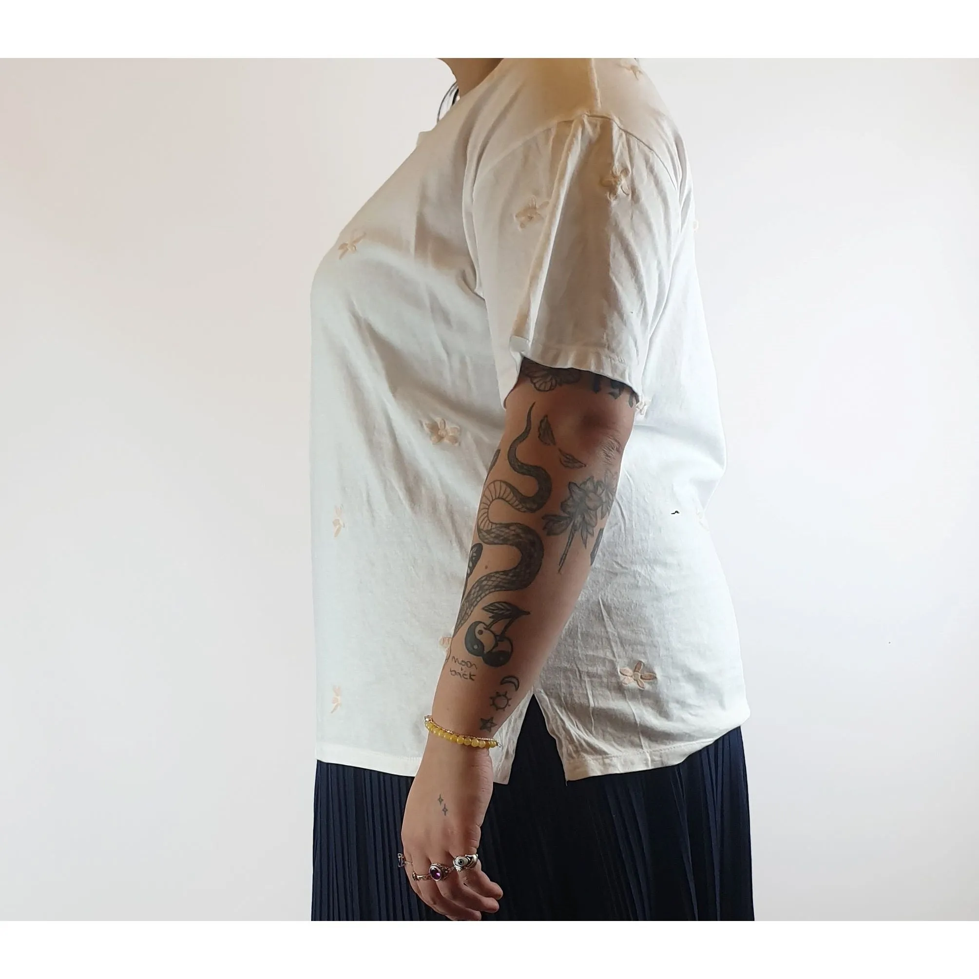 Style Nanda pre-owned white oversize tee with pink embroydered flowers size L (best fits 14)
