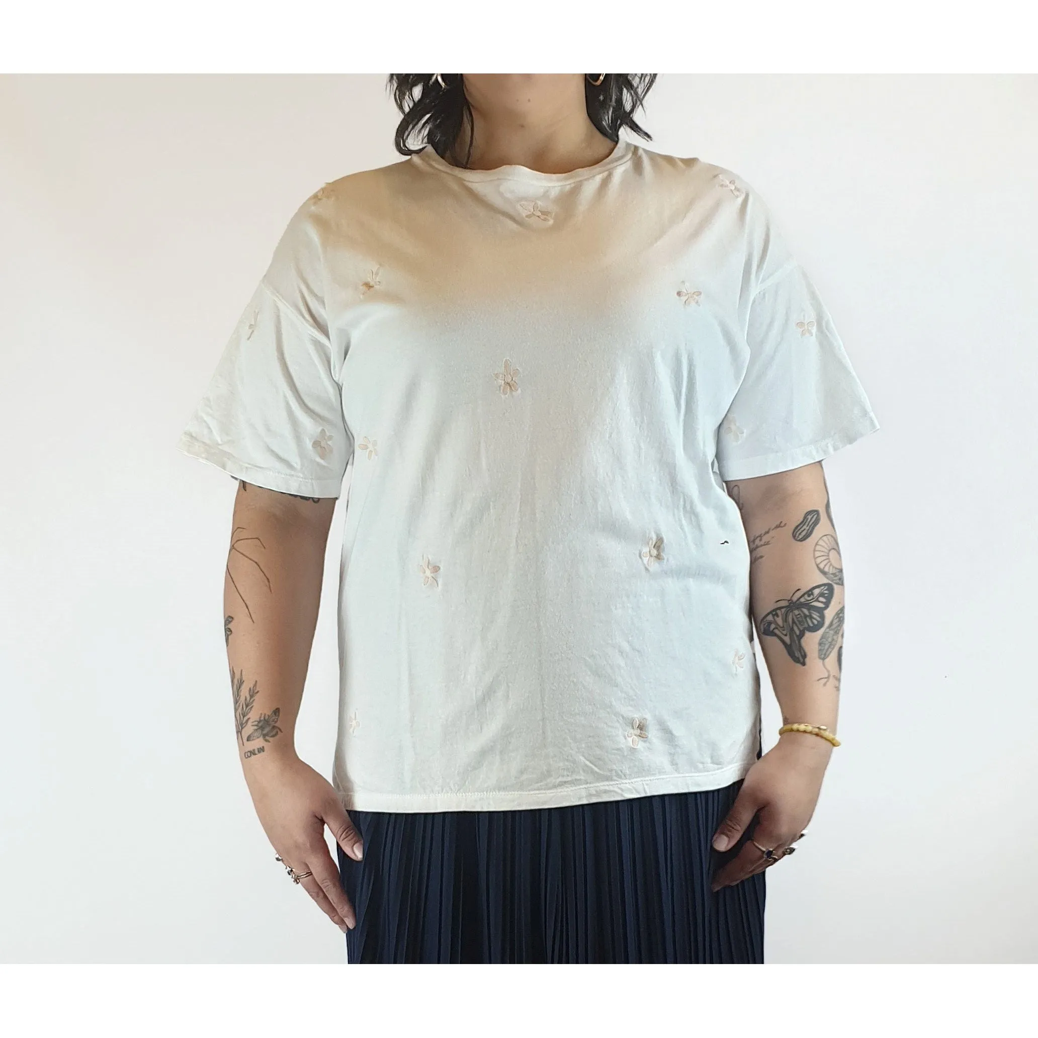 Style Nanda pre-owned white oversize tee with pink embroydered flowers size L (best fits 14)