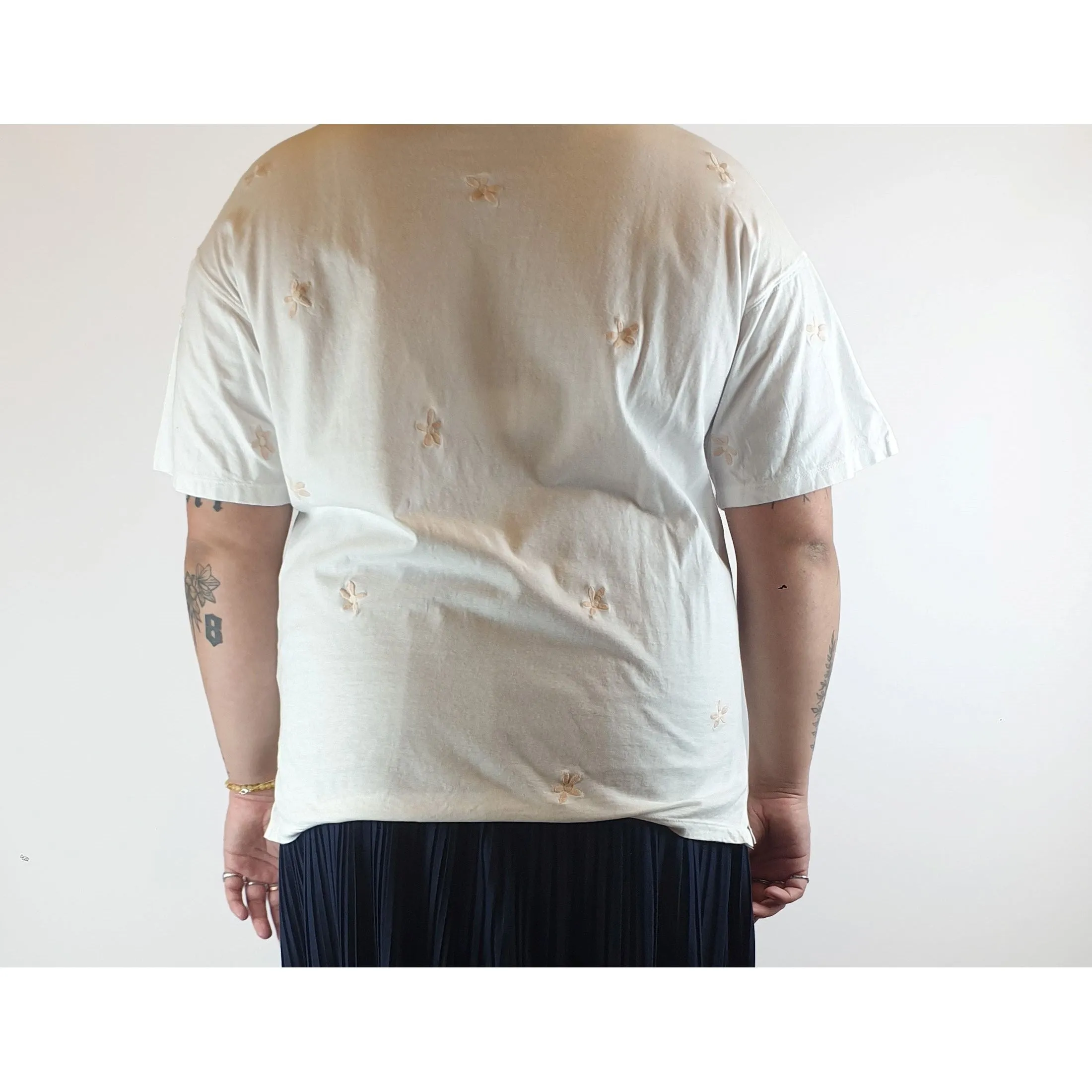 Style Nanda pre-owned white oversize tee with pink embroydered flowers size L (best fits 14)