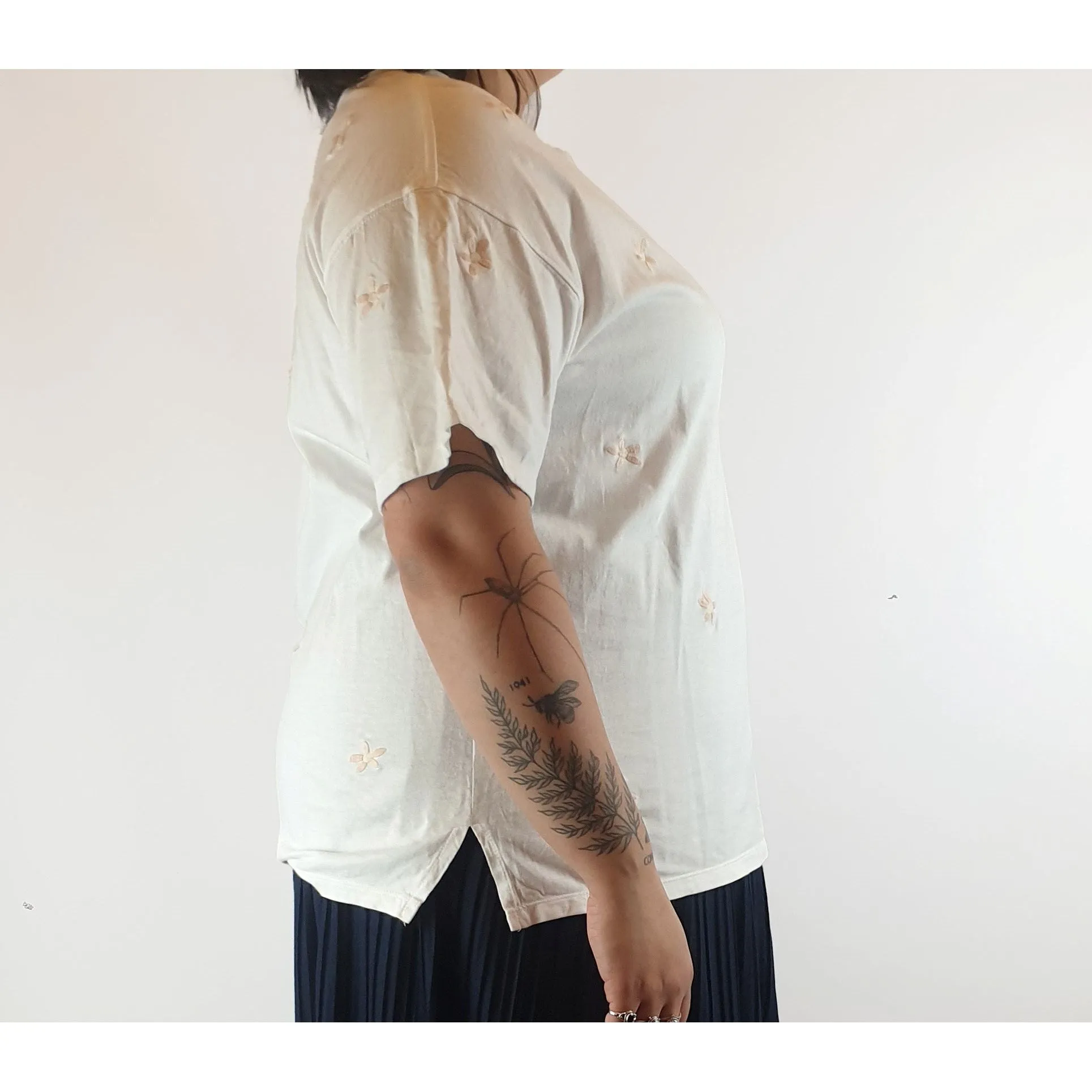 Style Nanda pre-owned white oversize tee with pink embroydered flowers size L (best fits 14)