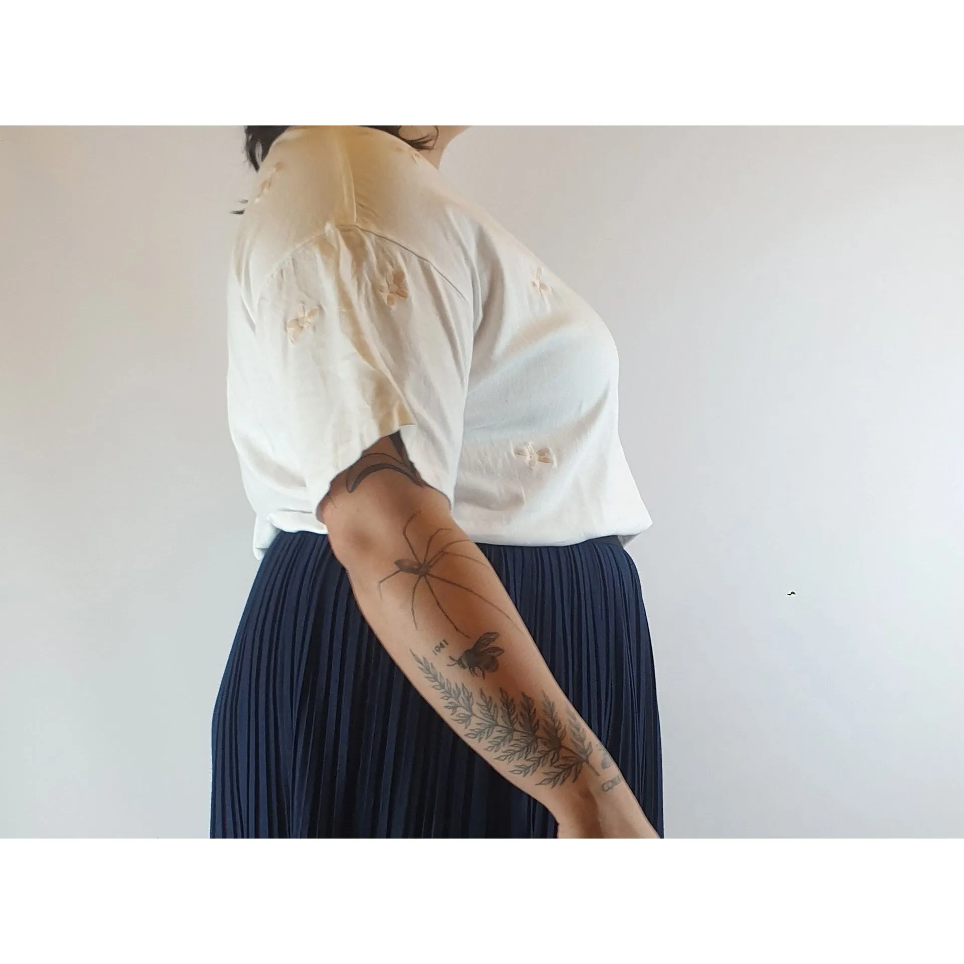 Style Nanda pre-owned white oversize tee with pink embroydered flowers size L (best fits 14)