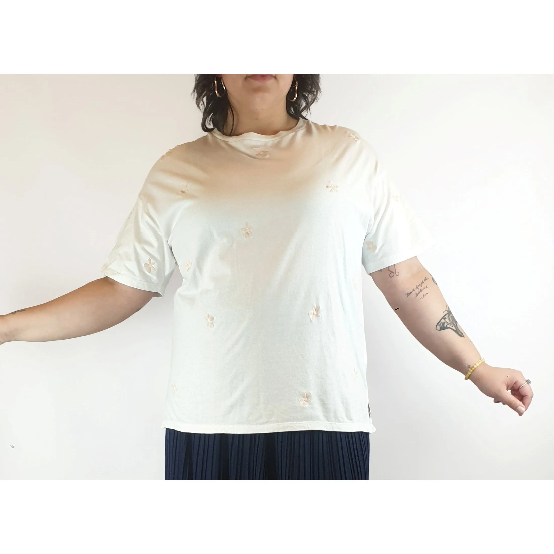 Style Nanda pre-owned white oversize tee with pink embroydered flowers size L (best fits 14)