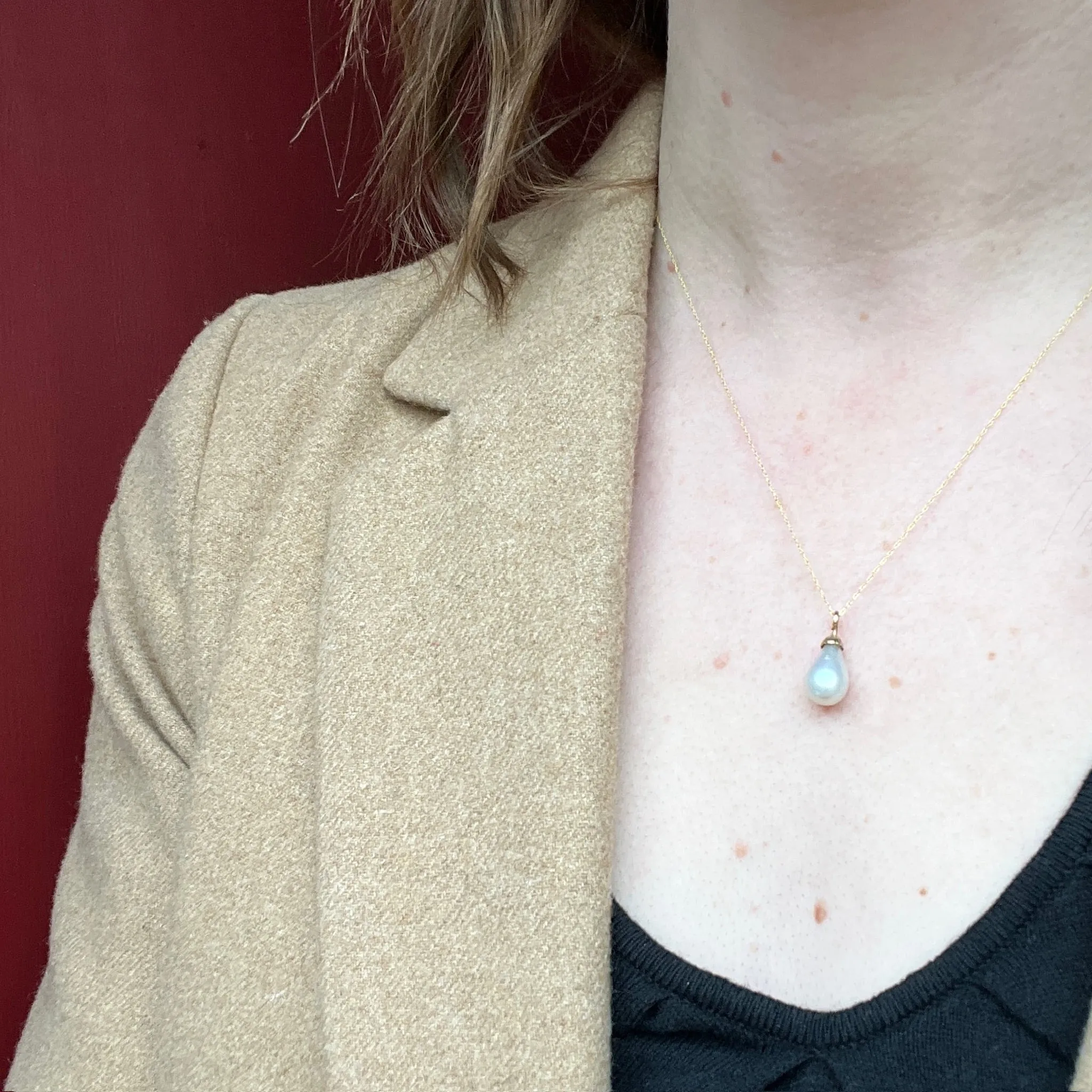 Teardrop-Shaped Pearl & Gold Solitaire Pendant