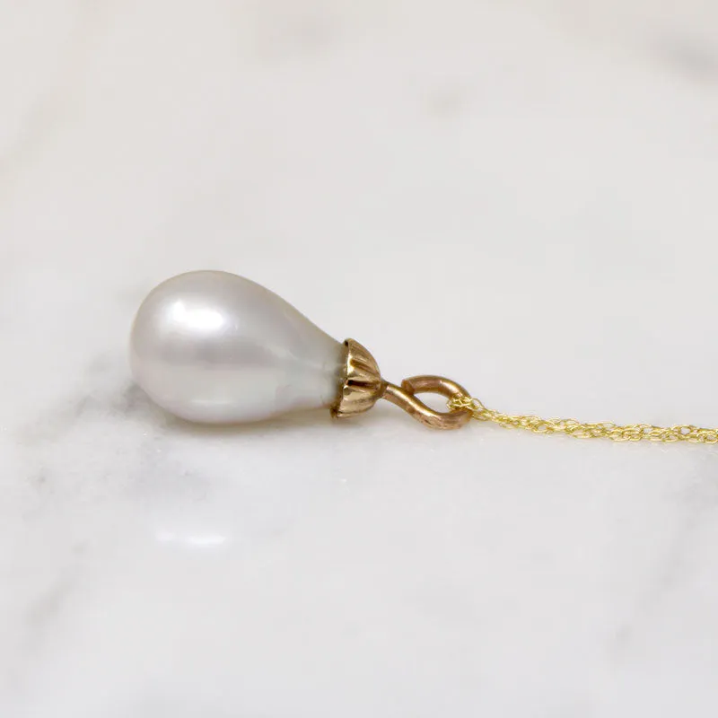Teardrop-Shaped Pearl & Gold Solitaire Pendant