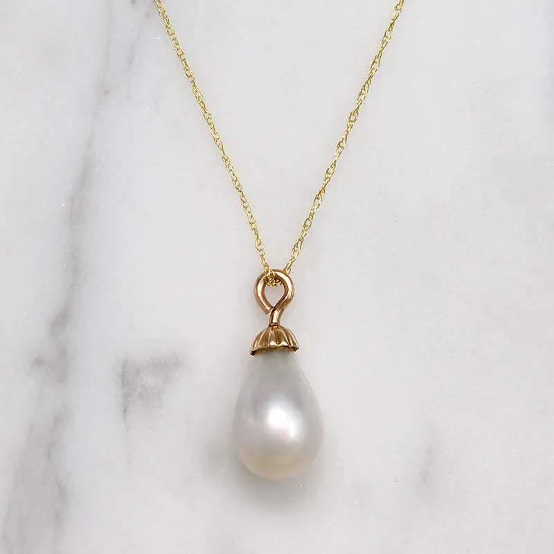 Teardrop-Shaped Pearl & Gold Solitaire Pendant