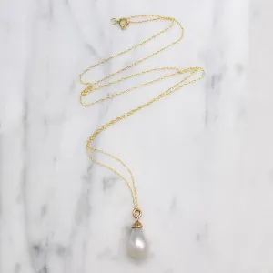 Teardrop-Shaped Pearl & Gold Solitaire Pendant